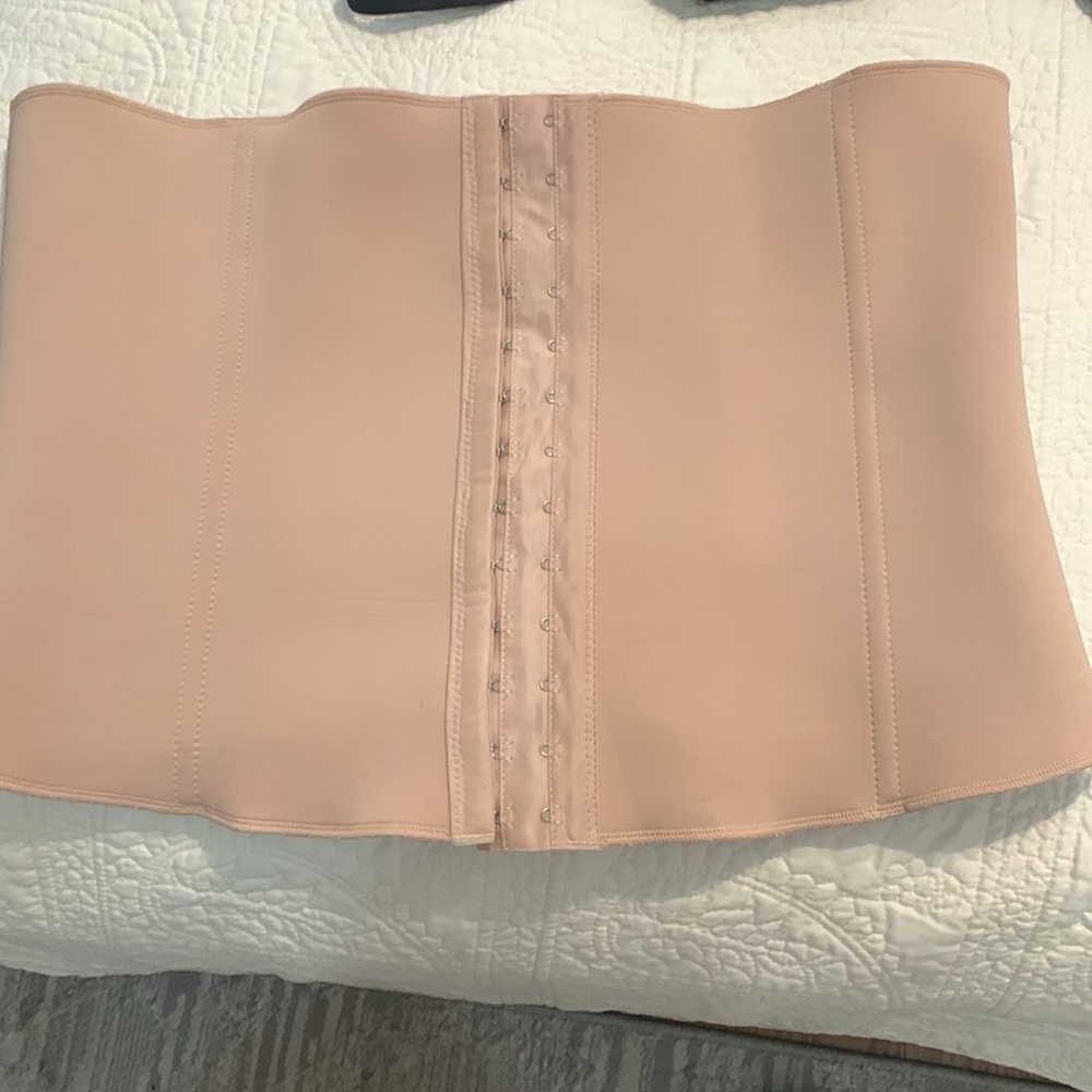 Unique Lingerie Front Latching Size XXL